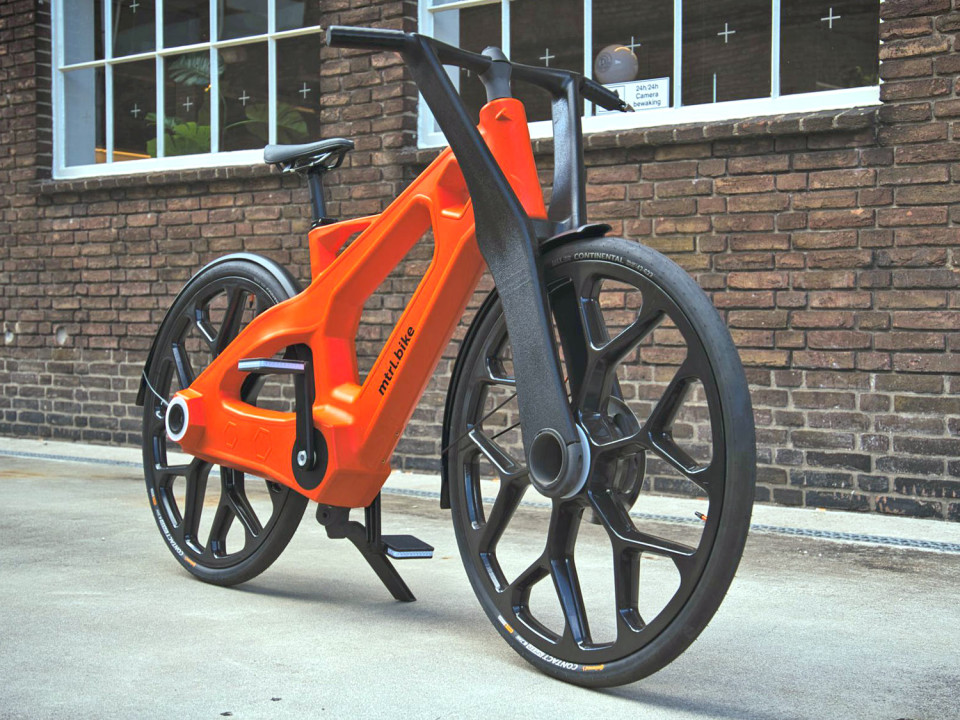 Igus-BikeMTRL-fully-recycled-plastic-city-commuter-bike_no-rust_no-maintenance_angled-front
